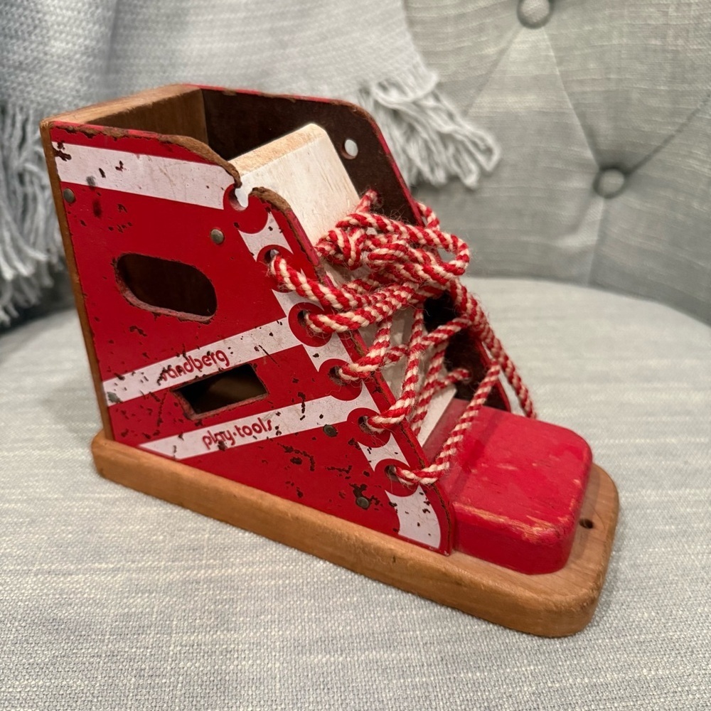 ⛱️Sandberg - Red & White Vintage Lace & Tie Wooden Shoe Toy - OS